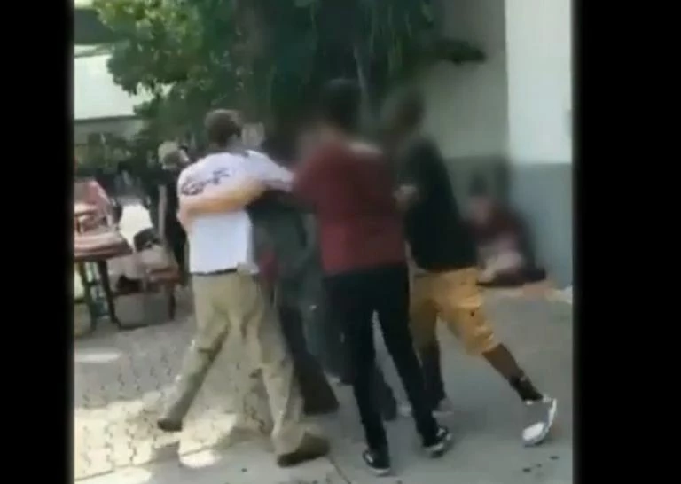 Bίντεο – ντοκουμέντο: Ο μακελάρης της Φλόριντα παίζει άγριο ξύλο με συμμαθητές του